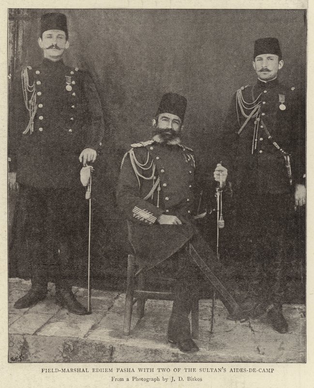 El Mariscal de Campo Edhem Pasha con dos de los Ayudantes de Campo del Sultán de English Photographer
