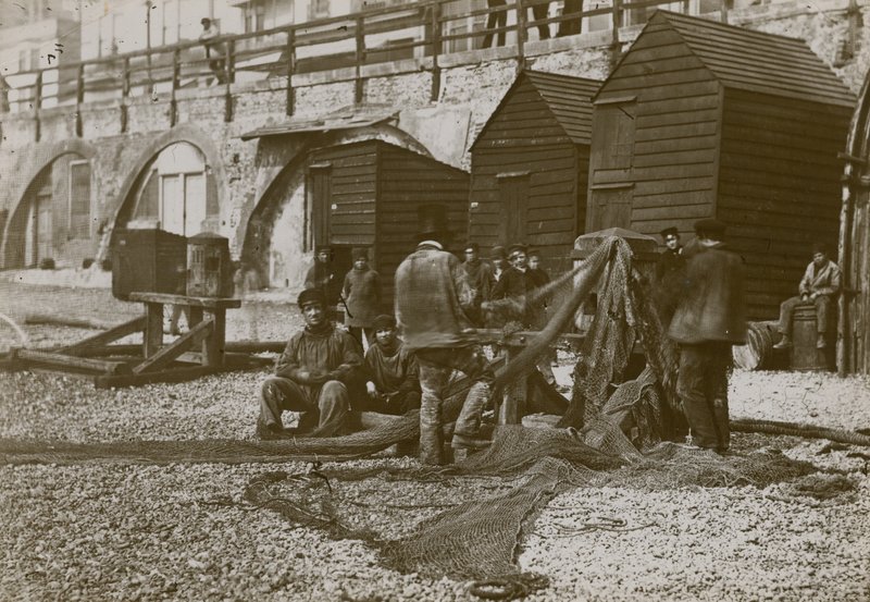 Pescadores con sus redes en la playa de Brighton de English Photographer