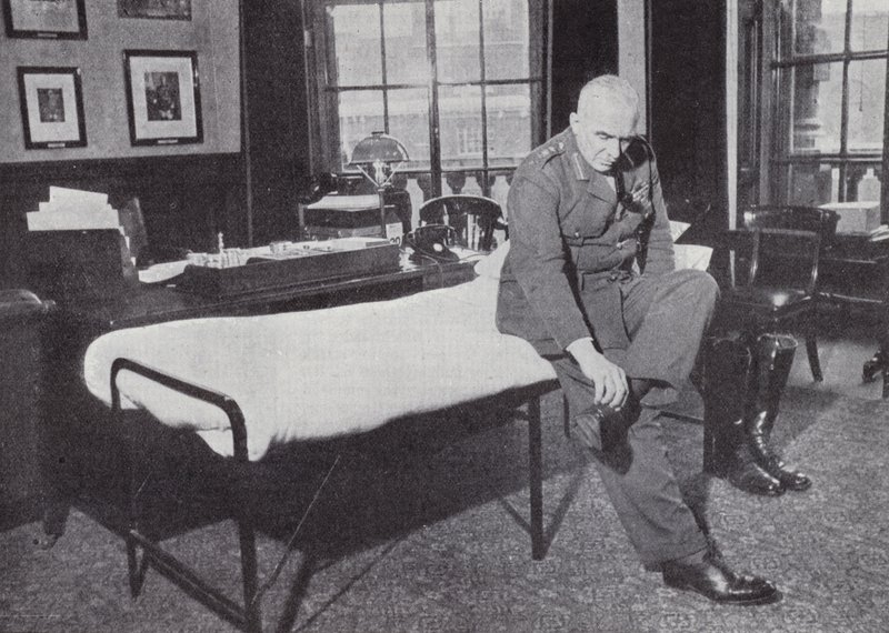 General Sir Edmund Ironside, Jefe del Estado Mayor Imperial, en su oficina en la Oficina de Guerra, donde frecuentemente dormía durante la Segunda Guerra Mundial, 1939-1940 de English Photographer