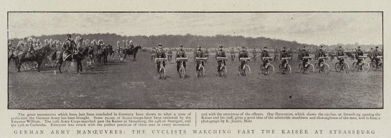 Maniobras del ejército alemán, los ciclistas desfilando ante el Kaiser en Estrasburgo de English Photographer
