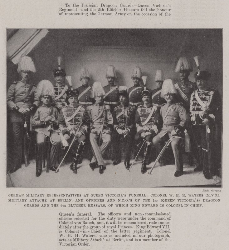 Representantes militares alemanes en el funeral de la Reina Victoria, Coronel W H H Waters (MVO), Agregado Militar en Berlín, y Oficiales y Suboficiales de los Dragones de la Reina Victoria y los 5º Bluche de English Photographer