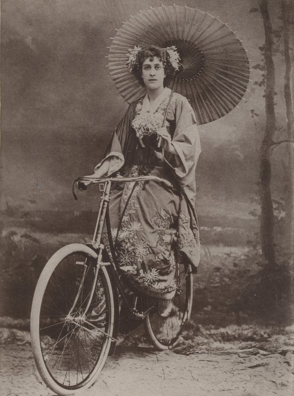 Chica en bicicleta, vestida a la moda japonesa de English Photographer