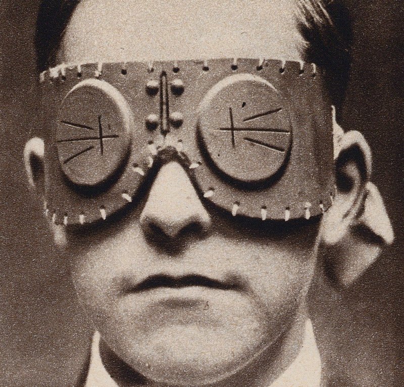 Gafas para protegerse de las esquirlas de los proyectiles, Primera Guerra Mundial (fotografía en blanco y negro) de English Photographer