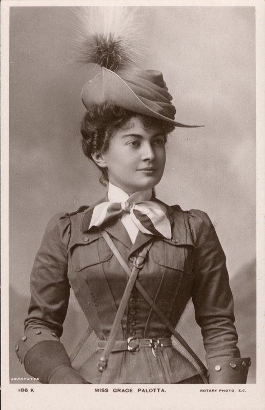 Grace Palotta, actriz de teatro nacida en Austria, como Daisy en la comedia musical The Messenger Boy de English Photographer
