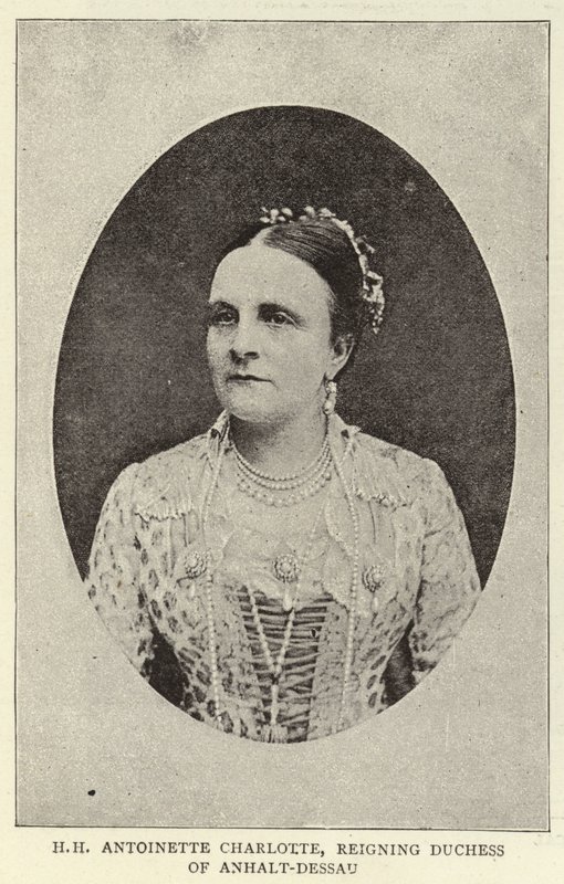 H H Antonieta Carlota, Duquesa Reigning de Anhalt-Dessau de English Photographer