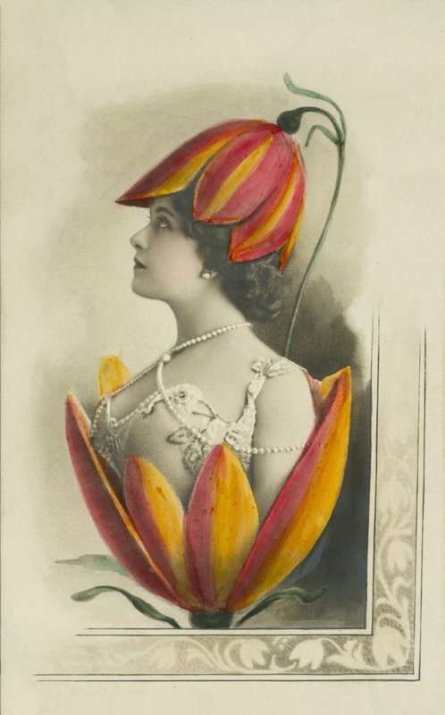 Cabeza y hombros de una mujer dentro de una flor (foto coloreada) de English Photographer