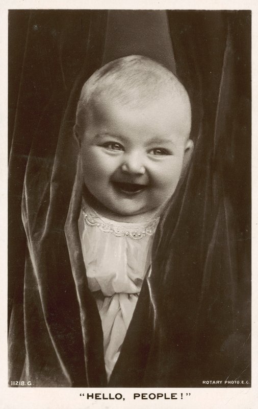 ¡Hola, gente! Niño sonriendo de English Photographer