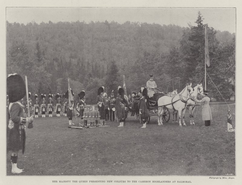 Su Majestad la Reina presentando nuevos colores a los Cameron Highlanders en Balmoral de English Photographer
