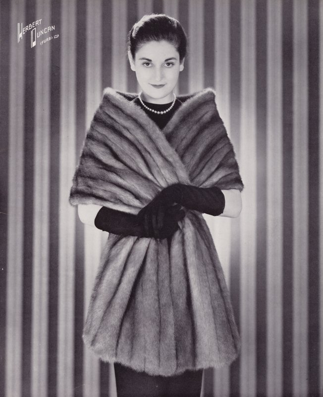 Pieles Herbert Duncan: Royal Pastel Mink (foto b/n) de English Photographer