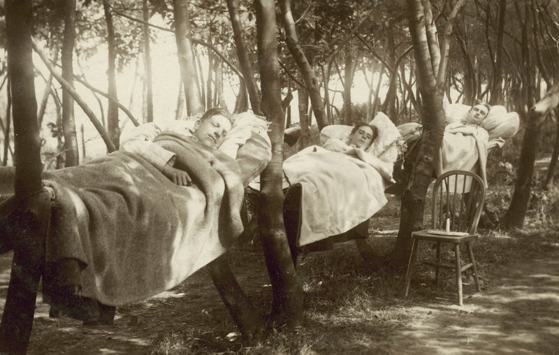 Recolectores de lúpulo durmiendo en hamacas en una granja en Kent de English Photographer