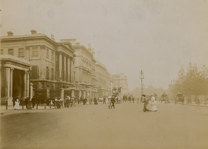 Hyde Park Corner y Piccadilly, Londres de English Photographer