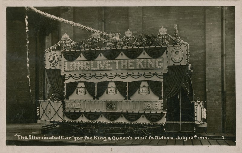 Tranvía iluminado para conmemorar la visita del Rey y la Reina a Oldham, 12 de julio de 1913 de English Photographer