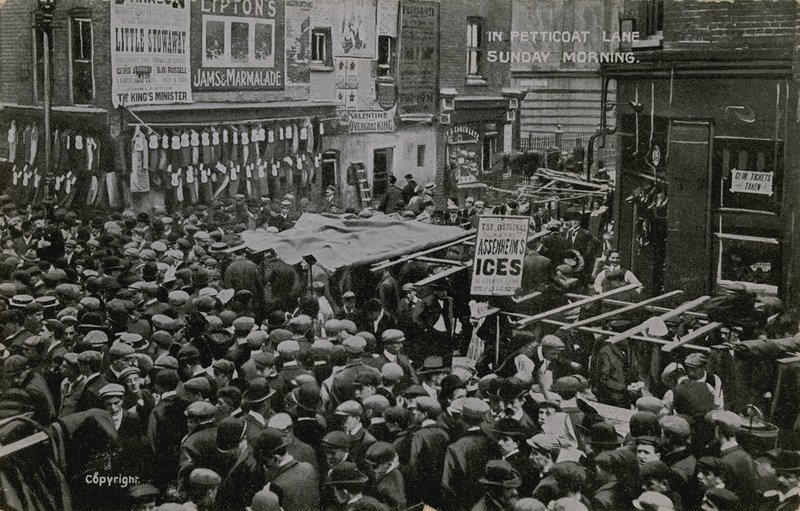 En Petticoat Lane, Londres, en la mañana del domingo de English Photographer