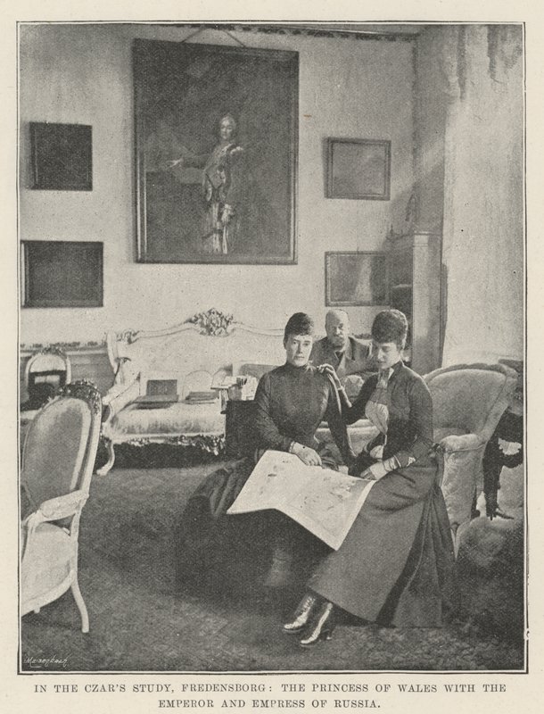 En el estudio del Zar, Fredensborg, la Princesa de Gales con el Emperador y la Emperatriz de Rusia de English Photographer