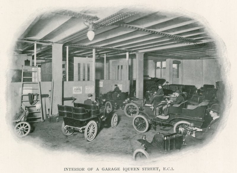 Interior de un garaje, Queen Street, EC1 de English Photographer