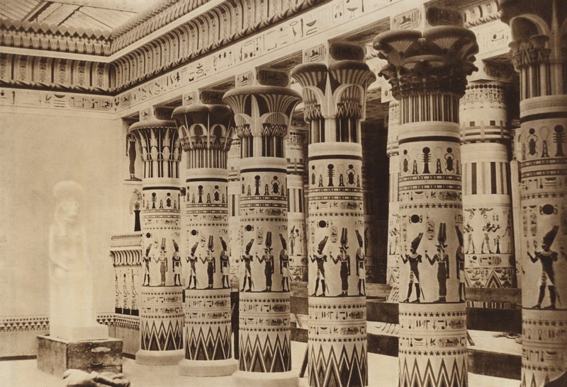 Interior del museo egipcio con el pórtico de Philae de English Photographer