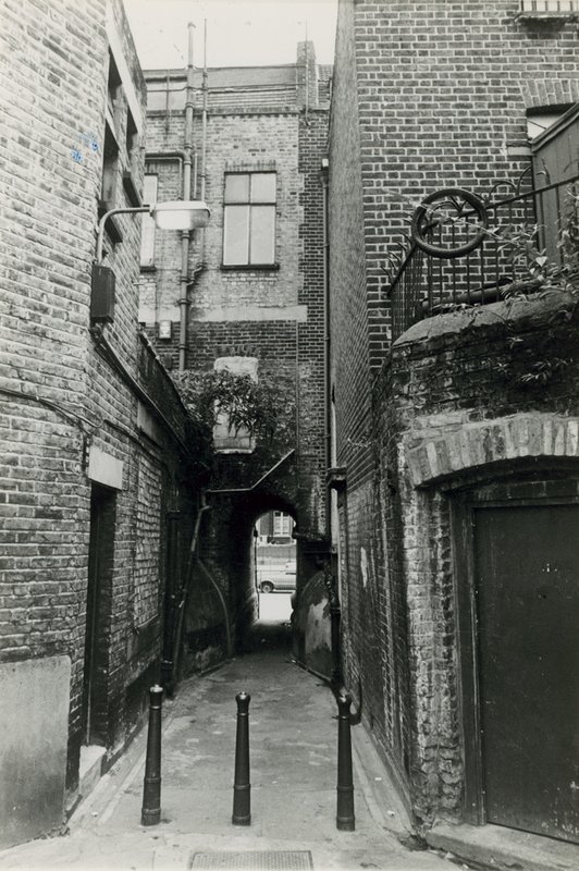 Jack el Destripador: Woods Buildings, Whitechapel Road de English Photographer