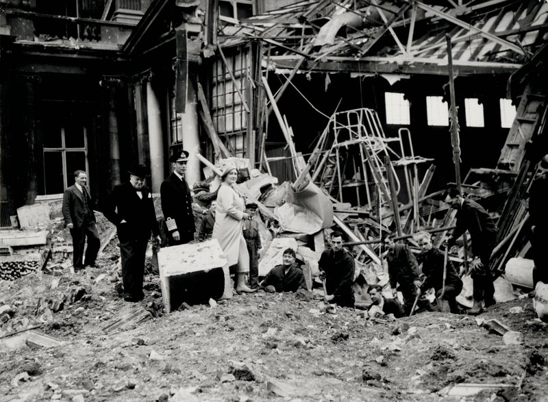 El Rey Jorge VI y la Reina Isabel, junto con Winston Churchill, inspeccionando daños por bombas, presumiblemente en el Palacio de Buckingham de English Photographer