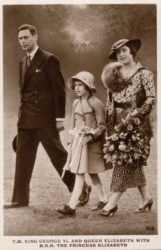 El Rey Jorge VI y la Reina Isabel con su hija la Princesa Isabel (luego Reina Isabel II) de English Photographer