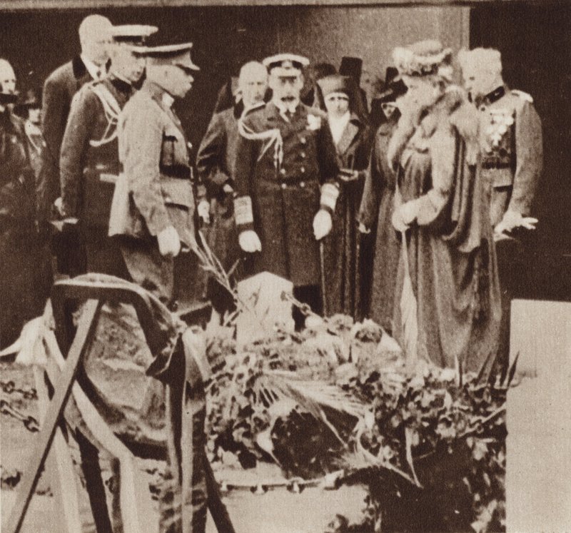 El Rey Jorge V rindiendo homenaje en la tumba de la enfermera Edith Cavell en Bélgica de English Photographer