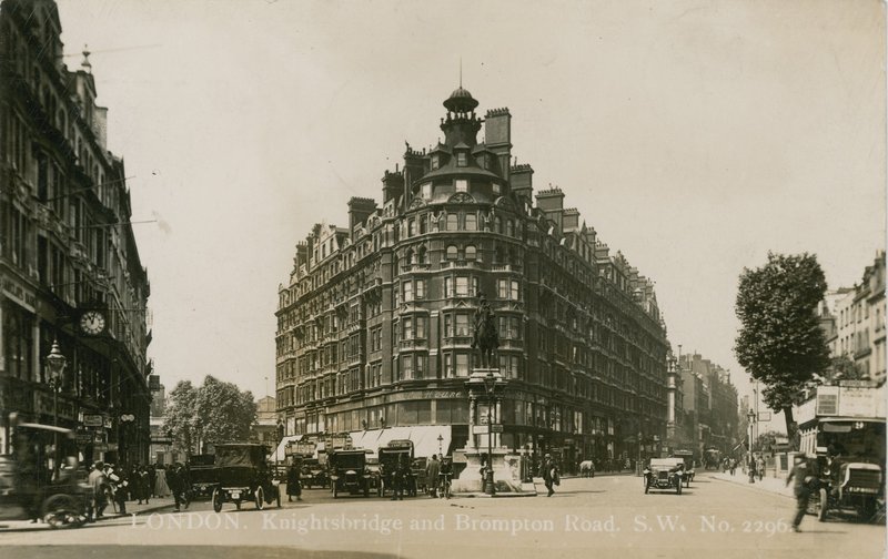 Knightsbridge y Brompton Road, S W, Londres de English Photographer