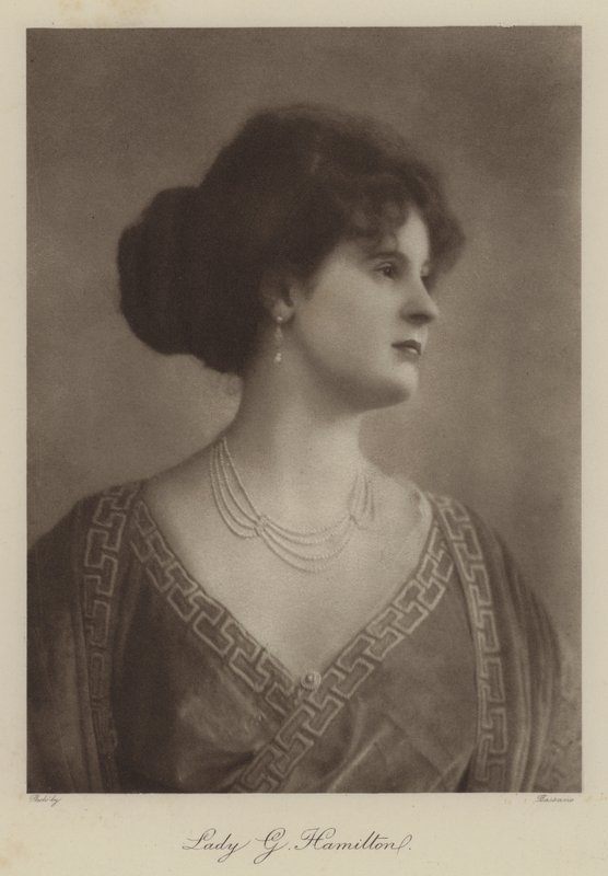 Lady G Hamilton (foto b/n) de English Photographer