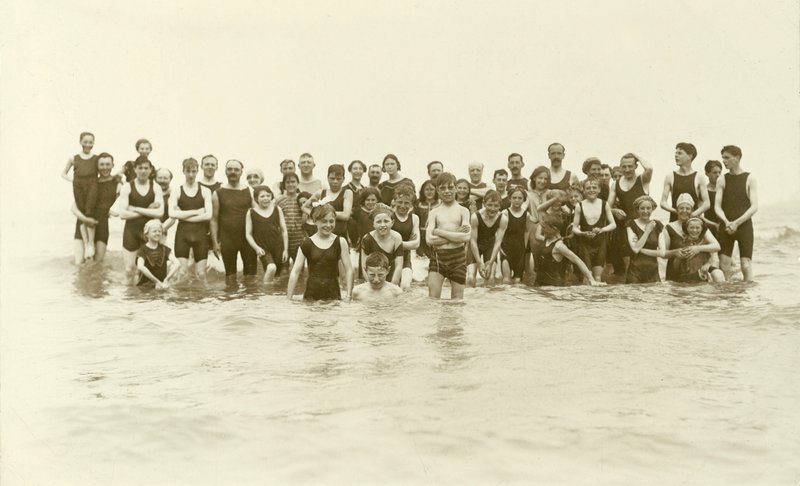 Gran grupo de nadadores de pie en el agua (foto b/n) de English Photographer