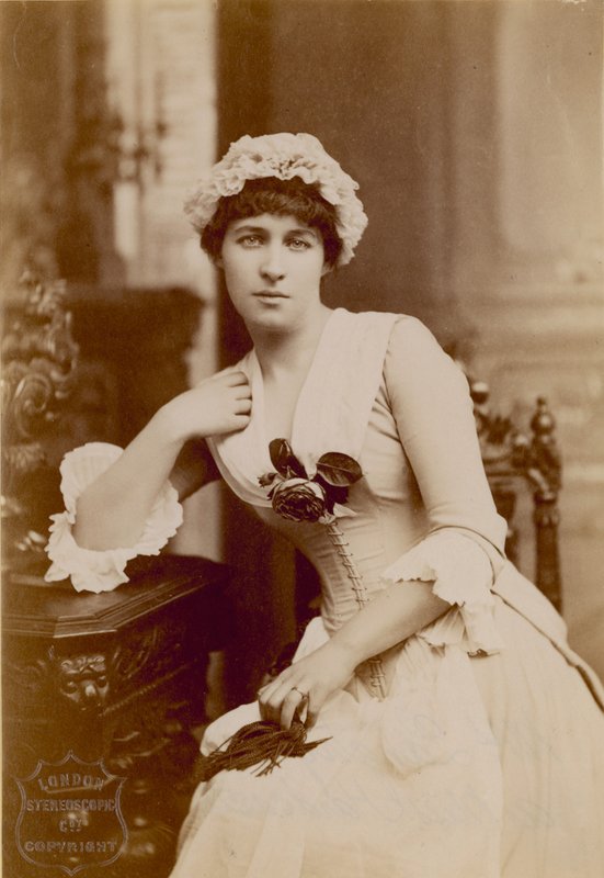 Lillie Langtry, actriz, fotografía en el papel de Miss Hardcastle de English Photographer