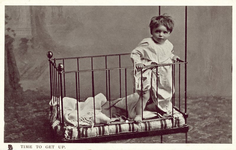 Niño pequeño en una cuna de English Photographer