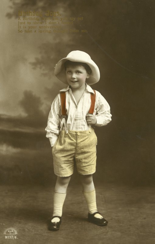 Niño pequeño con llaves rojas (litografia de color) de English Photographer