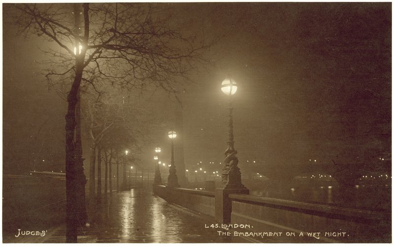 Londres, el Embankment en una noche húmeda (foto b/n) de English Photographer