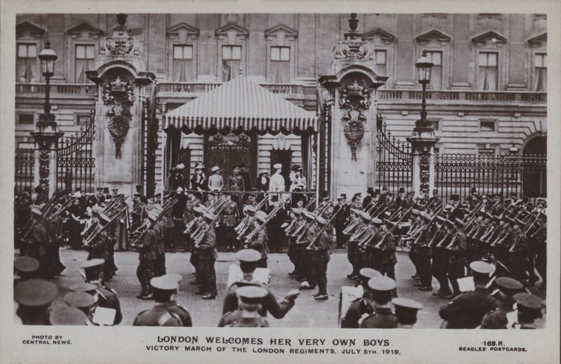 Londres da la bienvenida a sus propios chicos, desfile de la victoria de los regimientos de Londres, 5 de julio de 1919 de English Photographer