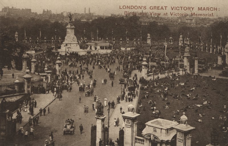 Gran Marcha de la Victoria de Londres, vista aérea en el Victoria Memorial (foto en b/n) de English Photographer