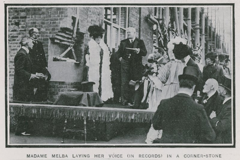 Madame Melba grabando su voz en una piedra angular de English Photographer