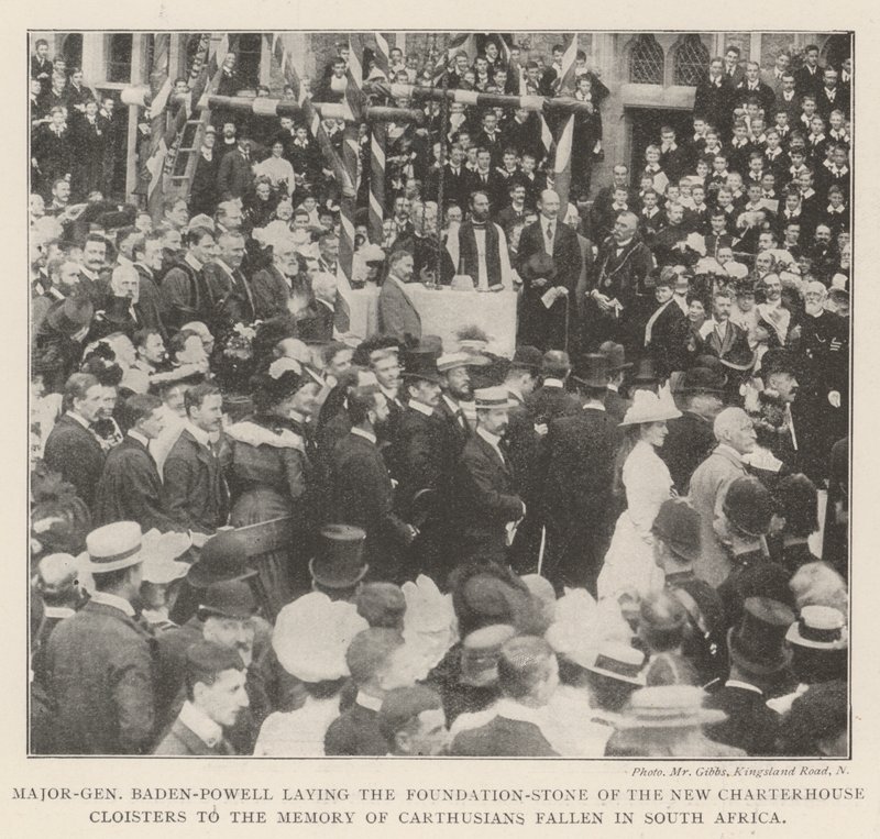 El Mayor-General Baden-Powell colocando la piedra fundamental de los nuevos claustros de Charterhouse en memoria de los Cartujos caídos en Sudáfrica de English Photographer