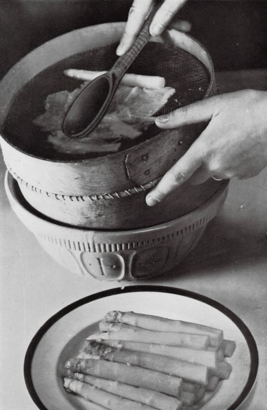 Preparación de una crema de verduras (foto b/n) de English Photographer