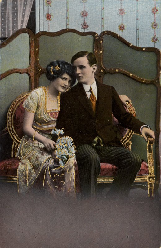 Hombre y mujer con un ramo de flores de English Photographer
