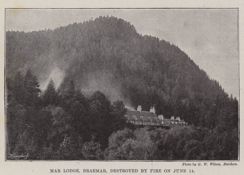 Mar Lodge, Braemar, destruido por un incendio el 14 de junio de English Photographer
