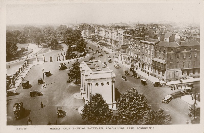 Arco de Mármol mostrando la Calle Bayswater y Hyde Park, Londres de English Photographer