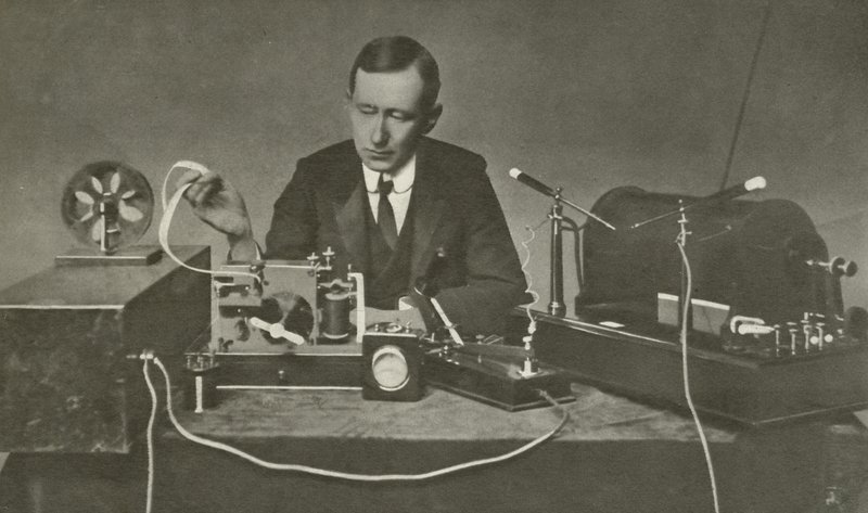 Marconi con un aparato inalámbrico temprano de English Photographer