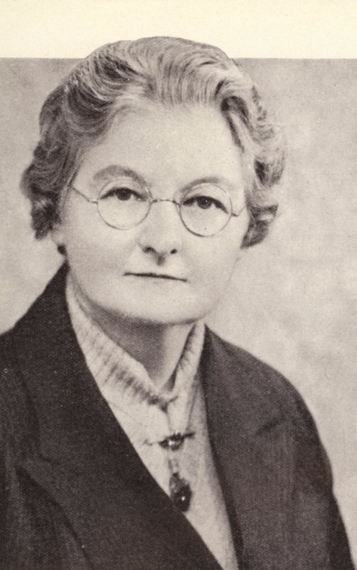 Margaret Bondfield, diputada laborista y primera ministra de gabinete en el gobierno británico (foto en blanco y negro) de English Photographer