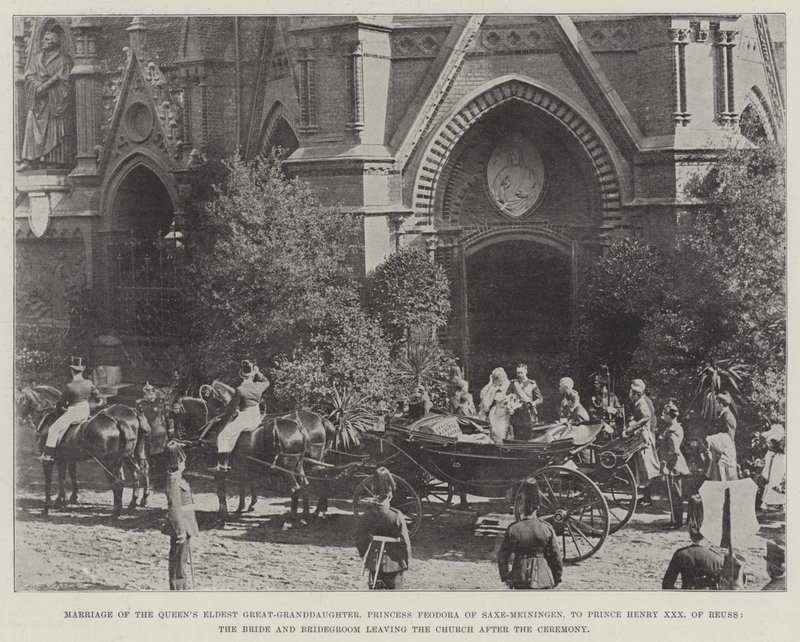 Matrimonio de la bisnieta mayor de la reina, la princesa Feodora de Sajonia-Meiningen, con el príncipe Enrique XXX de Reuss, la novia y el novio saliendo de la iglesia después de la ceremonia de English Photographer