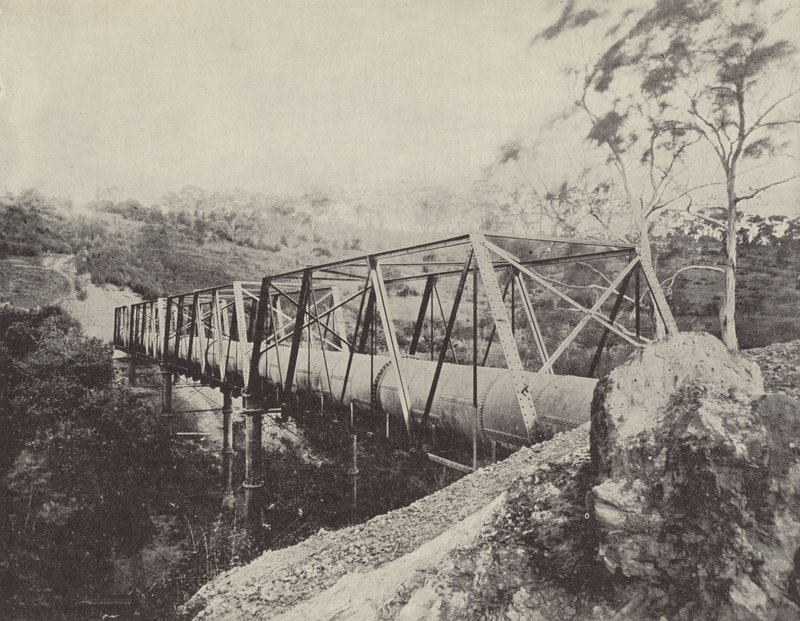 Tuberías de suministro de agua de Melbourne, sobre el río Plenty, Greensborough de English Photographer