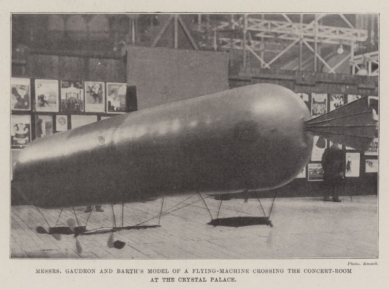 El modelo de máquina voladora de Messers Gaudron y Barth cruzando la sala de conciertos en el Crystal Palace de English Photographer