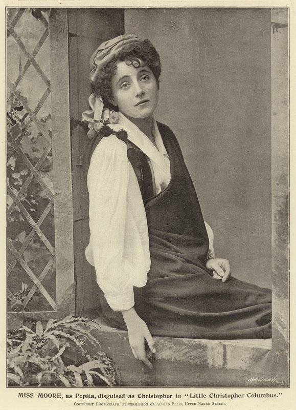 Señorita Moore, como Pepita, disfrazada de Christopher en Little Christopher Columbus de English Photographer