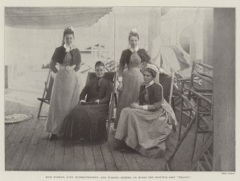 Miss Norman, superintendente de enfermeras, y hermanas de enfermería, a bordo del barco hospital Trojan de English Photographer