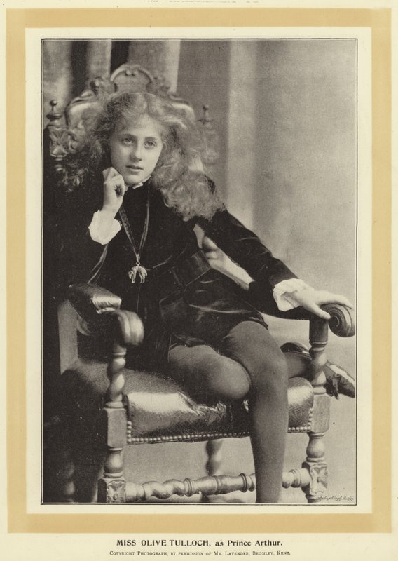 Miss Olive Tulloch, como el Príncipe Arturo de English Photographer