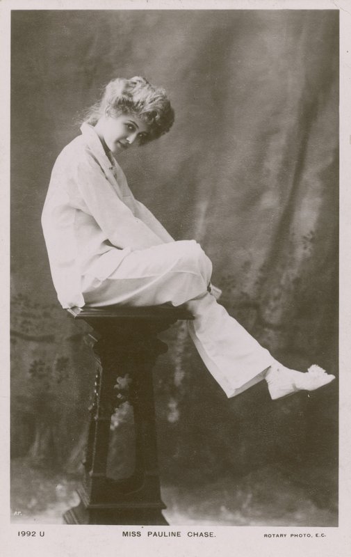 Señorita Pauline Chase, en traje de pijama de English Photographer