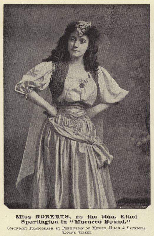 Miss Roberts, como la Hon Ethel Sportington en Atado a Marruecos de English Photographer