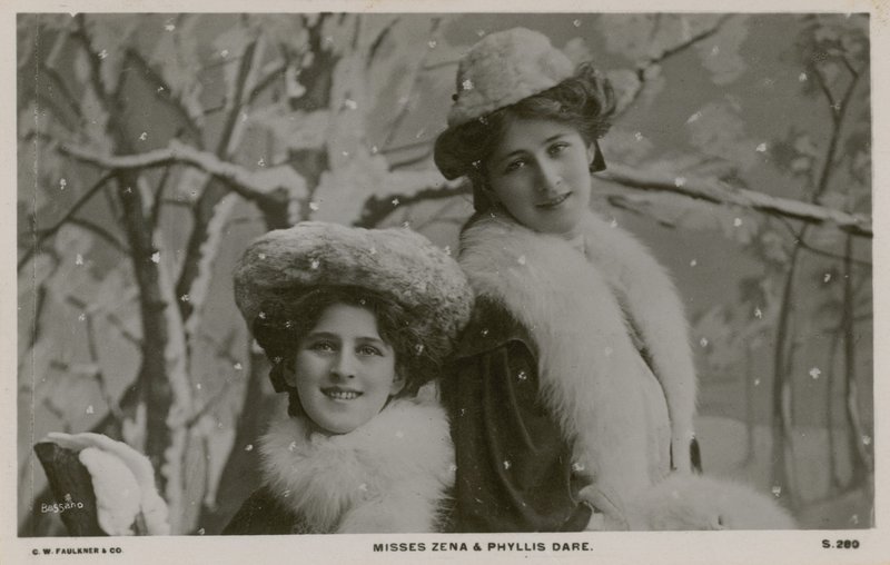 Señoritas Zena y Phyllis Dare de English Photographer